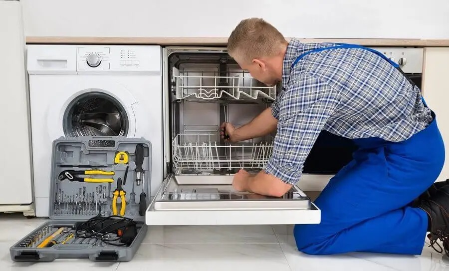 Evren Termoteknik servisi teknisyen ekibi beyaz eşya tamiri yaparken
